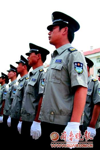 启动仪式上穿着2011式保安员服装的保安。记者张震摄