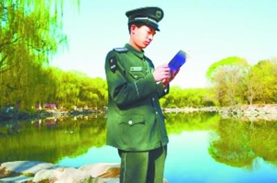 甘相伟在未名湖畔。